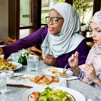 Temukan inspirasi menjaga pola makan sehat saat ramadan tanpa takut berat badan naik. (Sumber: Freepik/rawpixel.com).