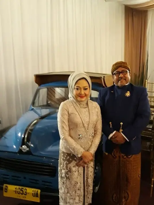 Momen lain memperlihatkan Dewi tampil dengan kebaya panjang dan hijab warna senada. [@dewiranokarno].