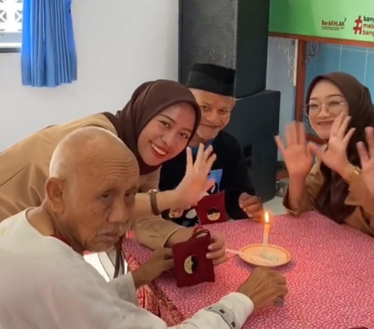"mbah yanto dan mbah broto, mereka berdua ketemu di panti asuhan dari kecil dan bareng terus sampe sekarang, beliau ga sedarah tapi ikatan satu sama lain bener2 kuat banget melebihi saudara," tulis Awe.