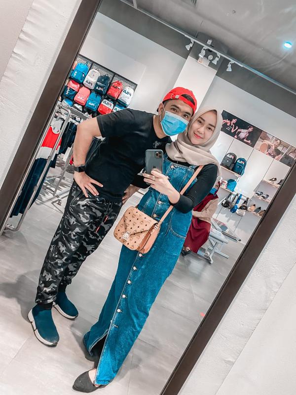 Putra Siregar dan istri, Septia Yetri Opani.(Ist)