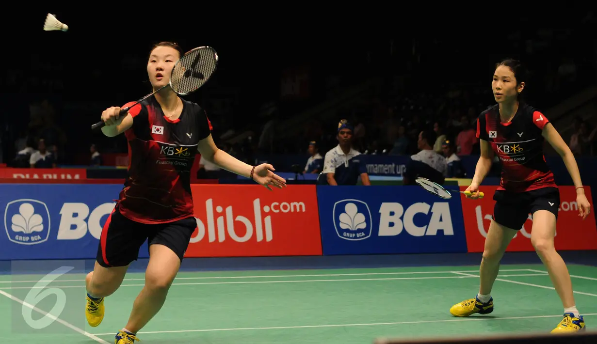 Pebulutangkis Korea, Jung Kyung Eun/Shin Seung Chan saat melawan Anggia Shitta Awanda/Mahadewi Istirani Ni Ketut di 16 besar BCA Indonesia Open 2016, Jakarta, Kamis (2/6/2016). Awanda/Ni Ketut menang 21-19, 19-21, 21-19. (Liputan6.com/Helmi Fithriansyah)