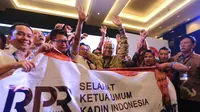 Ketua Umum Kamar Dagang dan Industri Indonesia (Kadin) Bidang Perbankan dan Finansial, Rosan P. Roeslani bergembira bersama pendukungnya, Bandung (24/11). (Istimewa)