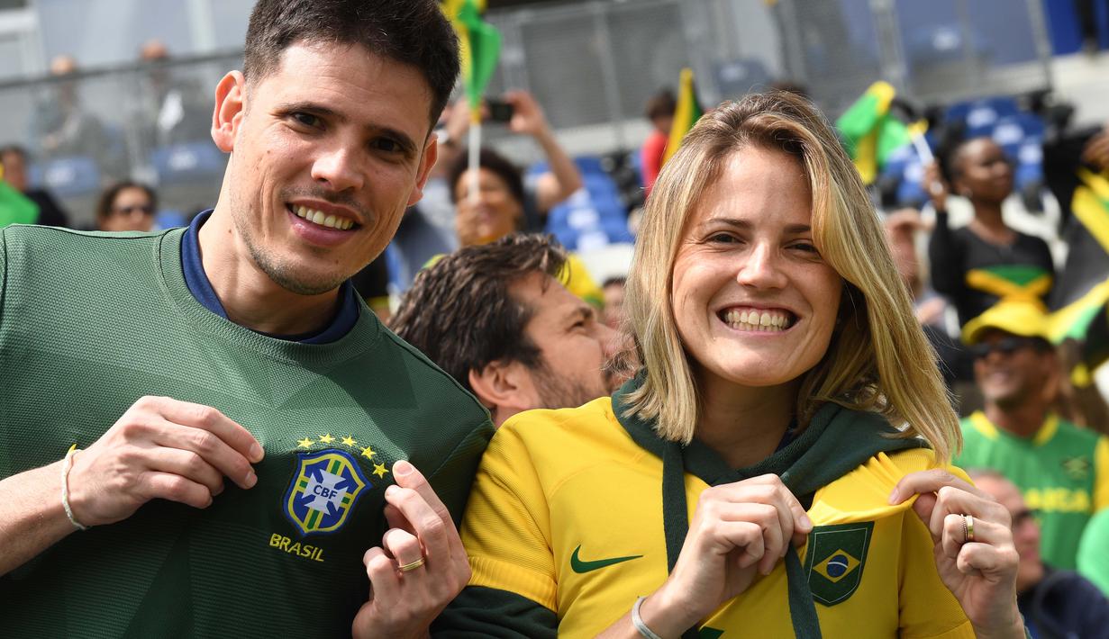Suporter Brasil memberi dukungan dengan penuh semangat perjuangan timnas mereka di Piala Dunia Wanita 2019 di Prancis. (AFP/Jean-Pierre Clatot)