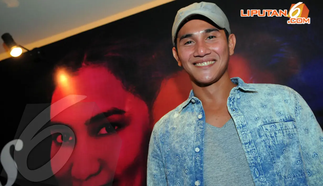 Vino G. Bastian tak bisa lepas dari Jizzy, buah hatinya, Kawasan Senayan, Jakarta, Selasa (22/4/2014) (Liputan6.com/Faisal R syam).