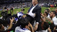 Pemain Real Madrid mengangkat pelatih Zinedine Zidane usai menjuarai La Liga 2016/2017. Los Blancos memastikan titel seusai mengalahkan Malaga 2-0 di Estadio La Rosaleda, Senin (22/5/2017) dinihari WIB. (AP Photo/Daniel Tejedor)