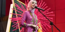 Tak hanya membanggakan dari segi prestasi, Isabel juga tampil memukau lewat balutan kebaya dan wastra tradisional yang ia kenakan di berbagai kesempatan selama kompetisi. [@isabel.azhari].