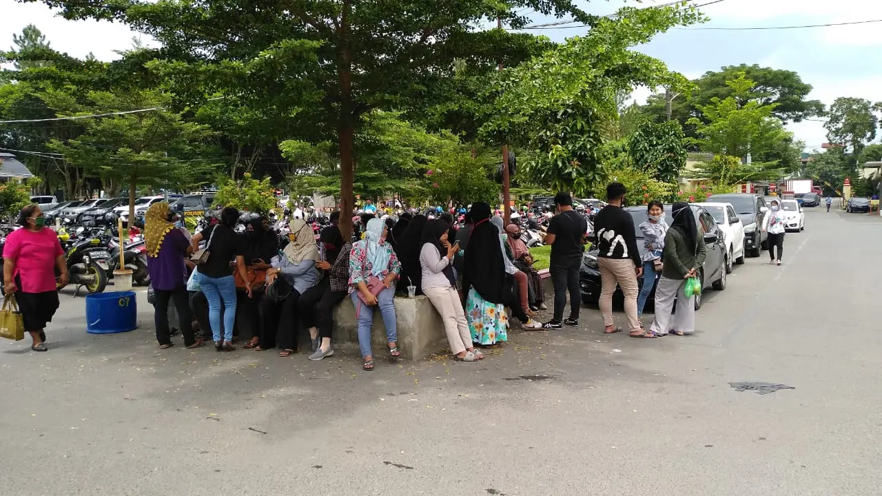 Keluarga pendemo yang diamankan polisi
