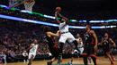 Pemain Cetics, Amir Johnson #90 melakukan tembakan saat dihadang pemain Toronto Raptors, Luis Scola #4 pada lanjutan NBA di TD Garden, Boston, Massachusetts, Kamis (24/3/2016) WIB. Celtics menang 91-79. (Maddie Meyer/Getty Images/AFP)