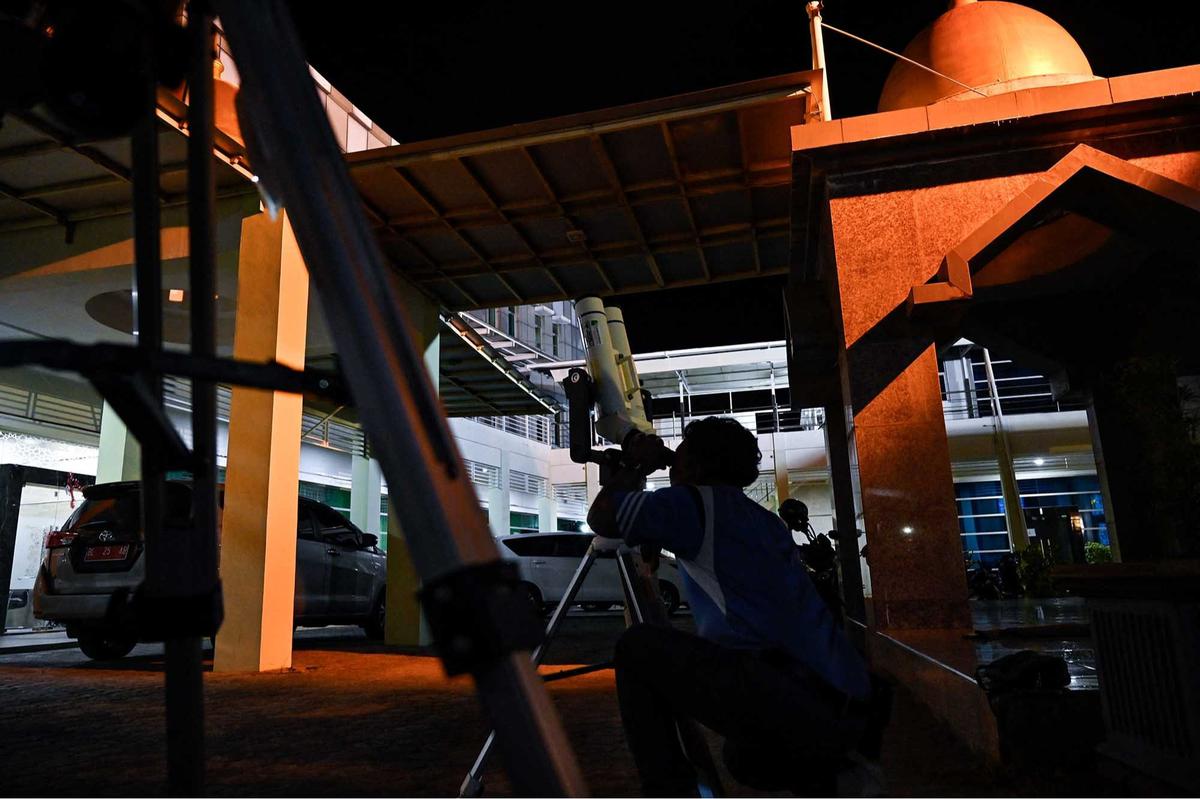FOTO: Warga Aceh Sambut Gerhana Bulan Total dengan Shalat dan Observasi Langsung