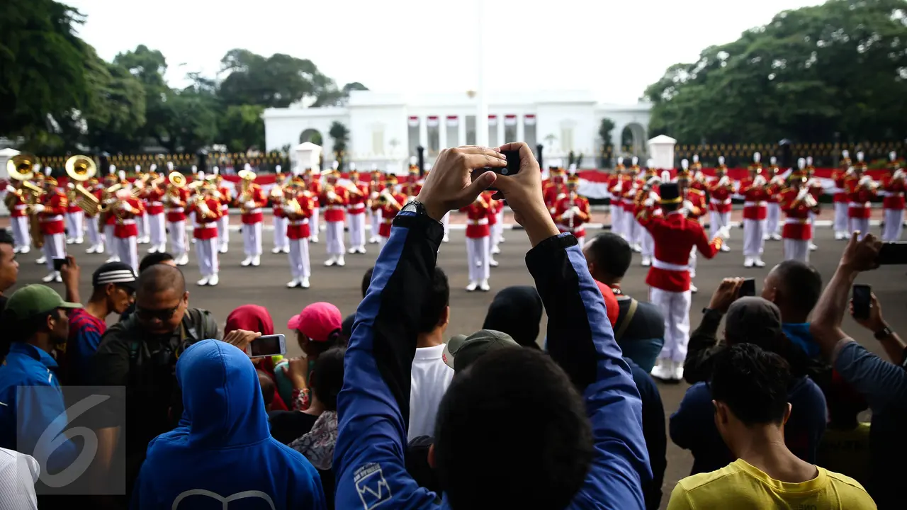 20160828-Antusias Warga Jakarta Melihat Serah Terima Jaga Paspampres Istana-Jakarta