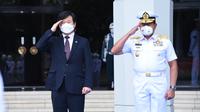 Kehadiran Minister of DAPA Korea Selatan di Markas Besar Angkatan Laut tersebut disambut upacara penyambutan oleh Pasukan Kehormatan ( Dinas Penerangan Angkatan Laut)