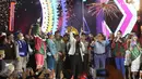 Plt Gubernur DKI Jakarta Soni Sumarsono menembakkan suar ke udara pertanda pergantian tahun baru 2017 di Ancol, Jakarta Utara, Minggu (1/1). Sederet artis dan musisi mengisi konser pergantian tahun Gempita 2017.  (Liputan6.com/Angga Yuniar)