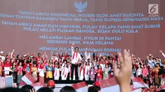 Konduktor, Addie MS memimpin peserta menyanyikan lagu Nyiur Melambai saat gelaran Harmoni Indonesia 2018 di Kompleks Gelora Bung Karno, Jakarta, Minggu (5/8). Lima buah lagu termasuk Indonesia Raya dinyanyikan bersama. (Liputan6.com/Helmi Fithriansyah)