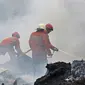 Petugas pemadam kebakaran melakukan pendingin di Pabrik penggilingan kapas,  Pasar Rebo, Jakarta Timur, Selasa (16/11/2021). Api melalap Pabrik penggilingan kapas yang di sebabkan korsleting pada panel listrik. (Liputan6.com/Herman Zakharia)