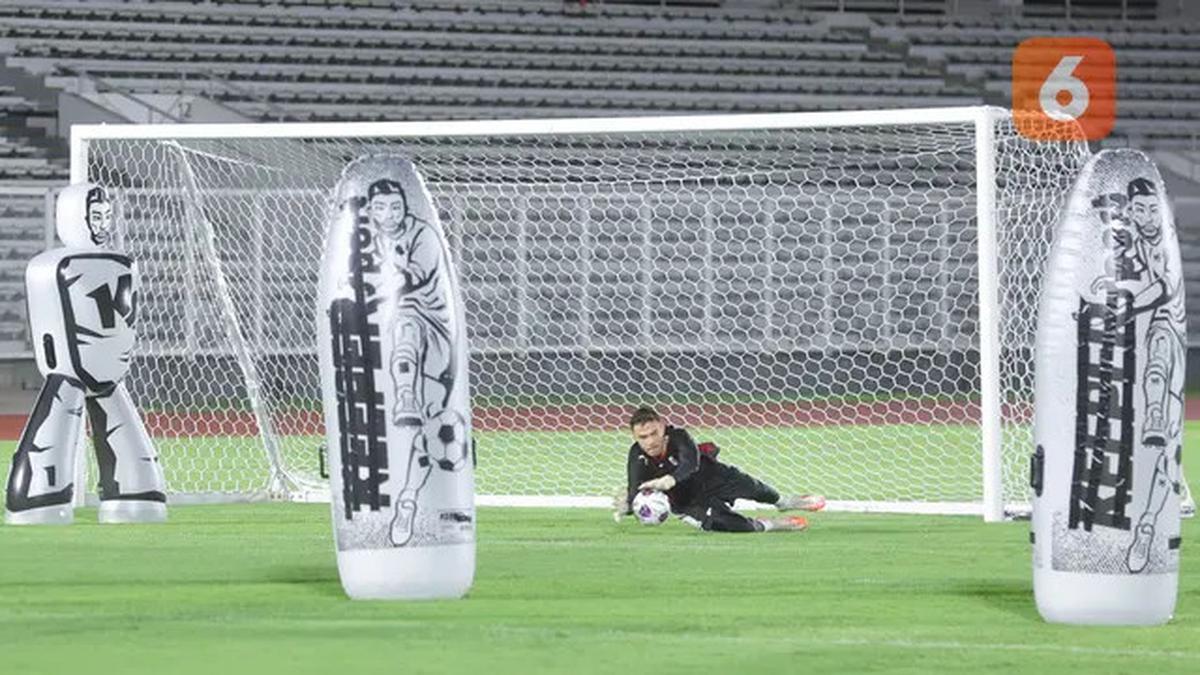 Foto: Jatuh Bangun Emil Audero Mulyadi di Sesi Latihan, Potensi Debut saat Timnas Indonesia vs Bahrain