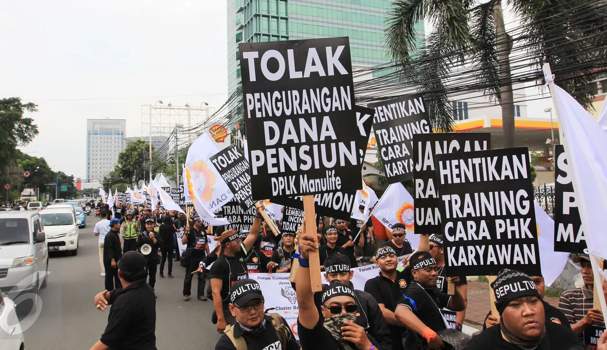 Sejumlah poster dan spanduk dibawa saat aksi menolak PHK massal Bank Danamon, Jakarta, Jumat (28/10). Demonstran menuliskan aspirasi mereka pada poster yang mereka bawa.(Liputan6.com/Angga Yuniar)