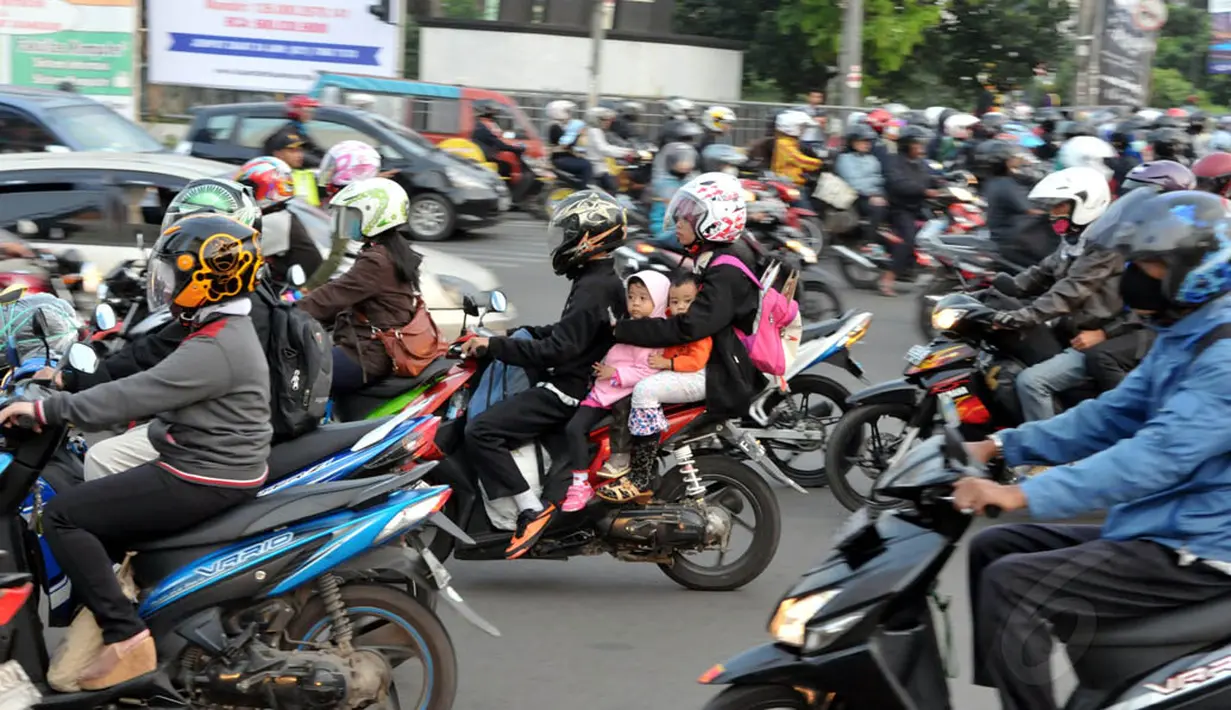 Seorang wanita memeluk erat anaknya saat melintasi Jalan Kalimalang, Kamis (24/7/14). (Liputan6.com/Panji Diksana)