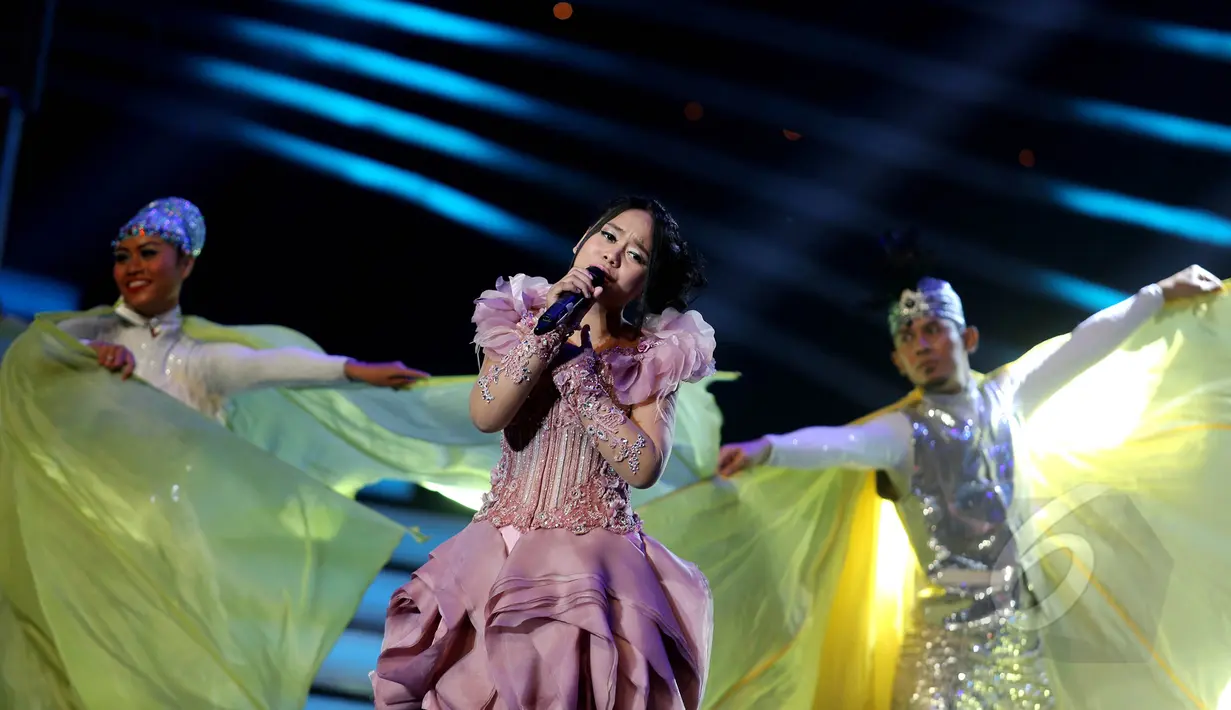 Penampilan jebolan Dangdut Academy, Lesti Andriany yang ikut menghibur di malam puncak penganugerahan Liputan 6 Awards 2015 yang digelar di Studio Emtek, Jakarta, Rabu (20/5/2015). (Liputan6.com/Faisal R Syam)