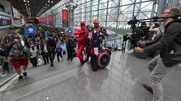 Cosplayer mengenakan kostum ala Daredevil, Iron Man, dan Captain America menghadiri New York Comic Con 2019 di Jacob K. Javits Convention Center, Kamis (3/10/2019). Comic Con menjadi salah satu gelaran acara yang dinanti para pecinta komik maupun film. (Dia Dipasupil/Getty Images for ReedPOP /AFP)
