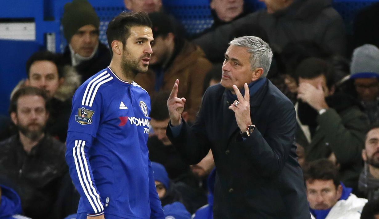  Pemain Chelsea, Cesc Fabregas  mendengar instruksi dari pelatih Jose Mourinho pada lanjutan Liga Premier Inggris di Stamford Bridge, London, Sabtu (21/11/2015).  (Reuters/Stefan Wermuth)