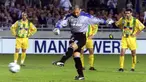 Meski berstatus sebagai kiper, Jose Luis Chilavert justru dikenal sangat subur dalam urusan mencetak gol ke gawang lawan.  (AFP/Damien Meyer)