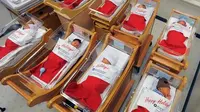 Lahir Jelang Natal, Bayi-bayi Dihadiahi Kaus Kaki Jumbo