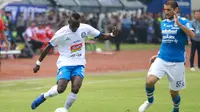 Gelandang Arema, Makan Konate, dikawal gelandang Persib Srdan Lopicic saat kedua tim bentrok di leg pertama 16 besar Piala Indonesia 2018 di Stadion Si Jalak Harupat, Soreang, Senin (18/2/2019). (Bola.com/Iwan Setiawan)