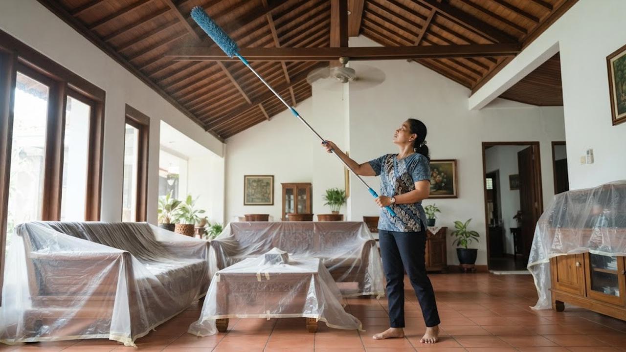 Cara membersihkan plafon tanpa tangga dengan menyiapkan alatnya terlebih dahulu