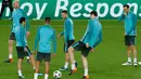 Para pemain Chelsea saat menghadiri sesi latihan di stadion Camp Nou di Barcelona (13/3). Chelsea akan bertanding melawan wakil Spanyol Barcelona pada leg kedua babak 16 Liga Champions. (AFP Photo/Pau Barrena)