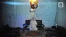 Seorang penampil mengenakan riasan hantu pada wahana Jurnal Risa “Rumah Sandekala” di FX Sudirman, Jakarta Pusat, Kamis (16/6/2022). Wahana wisata misteri tersebut telah dibuka hingga 10 Juli 2022 dengan tiket Rp 40ribu per orang pada hari biasa dan Rp 50ribu di weekend. (merdeka.com/Arie Basuki)