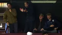 Pangeran William dari Inggris, Pangeran Wales (baris atas 2L) bertepuk tangan setelah striker Kolombia Aston Villa #09, Jhon Duran (tidak terlihat), mencetak gol pembuka selama pertandingan Liga Champions UEFA antara Aston Villa dan Bayern Munich di Villa Park di Birmingham, Inggris tengah, Kamis dini hari WIB (3/10/2024). (Darren Staples/AFP)