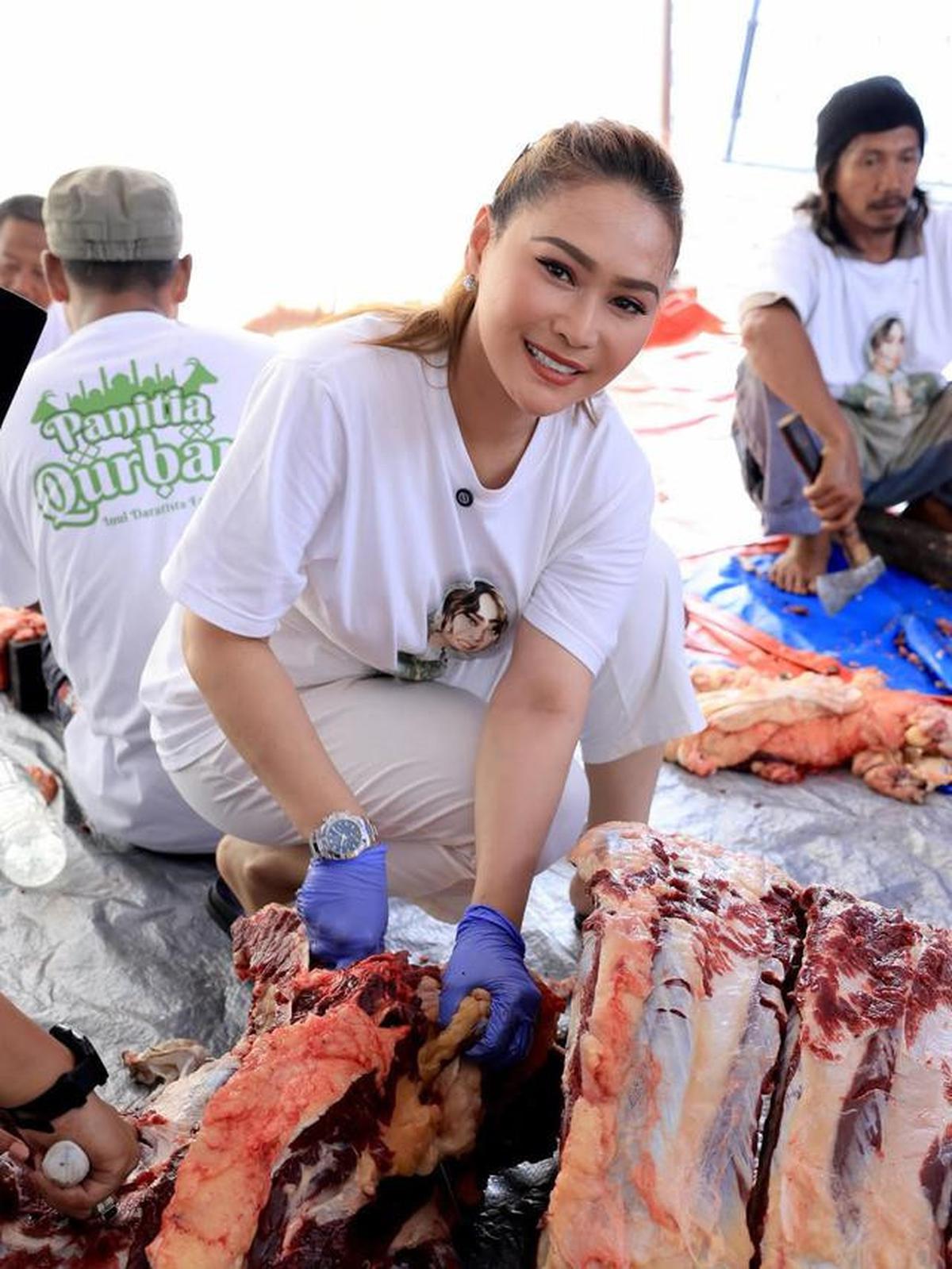 6 Potret Inul Daratista Sembelih Hewan Kurban Idul Adha, Insyaallah Tahun Depan Banyak Rezeki