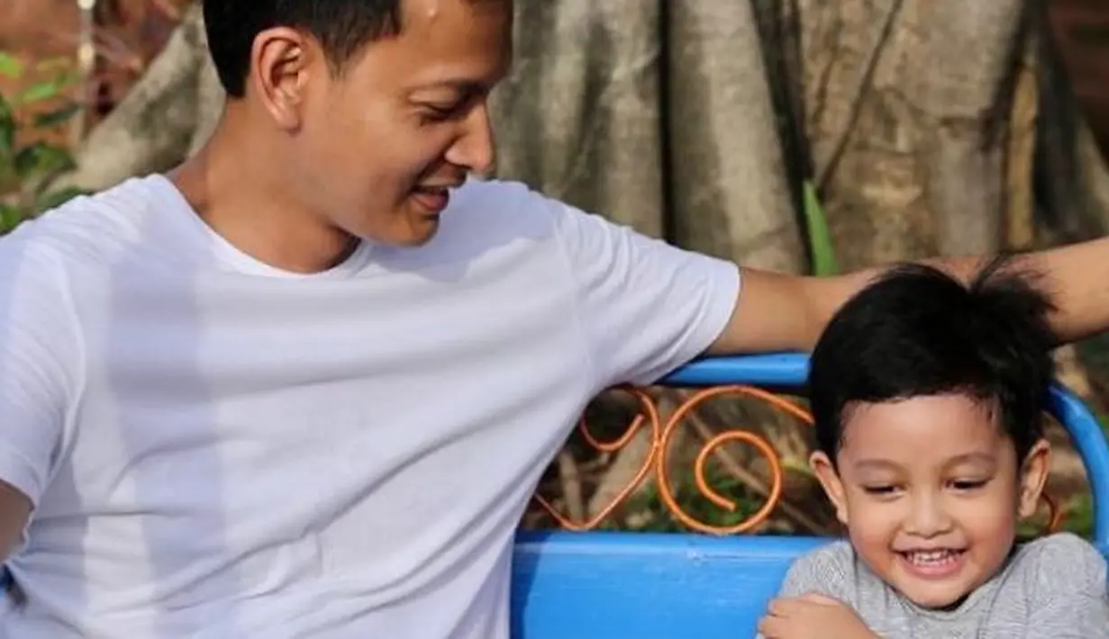 <p>Fedi Nuril bersama anaknya Hasan saat Quality time. fedi Nuril merupakan sosok pria yang setia dengan istri dan anak-anaknya. (Instagram/fedinuril)</p>