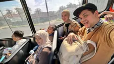 Dalam momen liburan lebaran, Indra Bekti dan Aldila Jelita pergi ke Australia dengan mengunjungi berbagai tempat. Bersama kedua buah hatinya, pasangan suami istri ini banyak abadikan momen akrab di media sosial Instagram. (Liputan6.com/IG/@indrabekti)