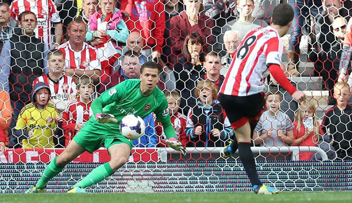 Craig Gardner mengeksekusi penalti untuk membuat gol penyama kedudukan pada pertandingan Liga Premier Inggris antara Sunderland dan Arsenal di Stadion of Light di Sunderland,14 September 2013.(AFP/Ian MacNicol)