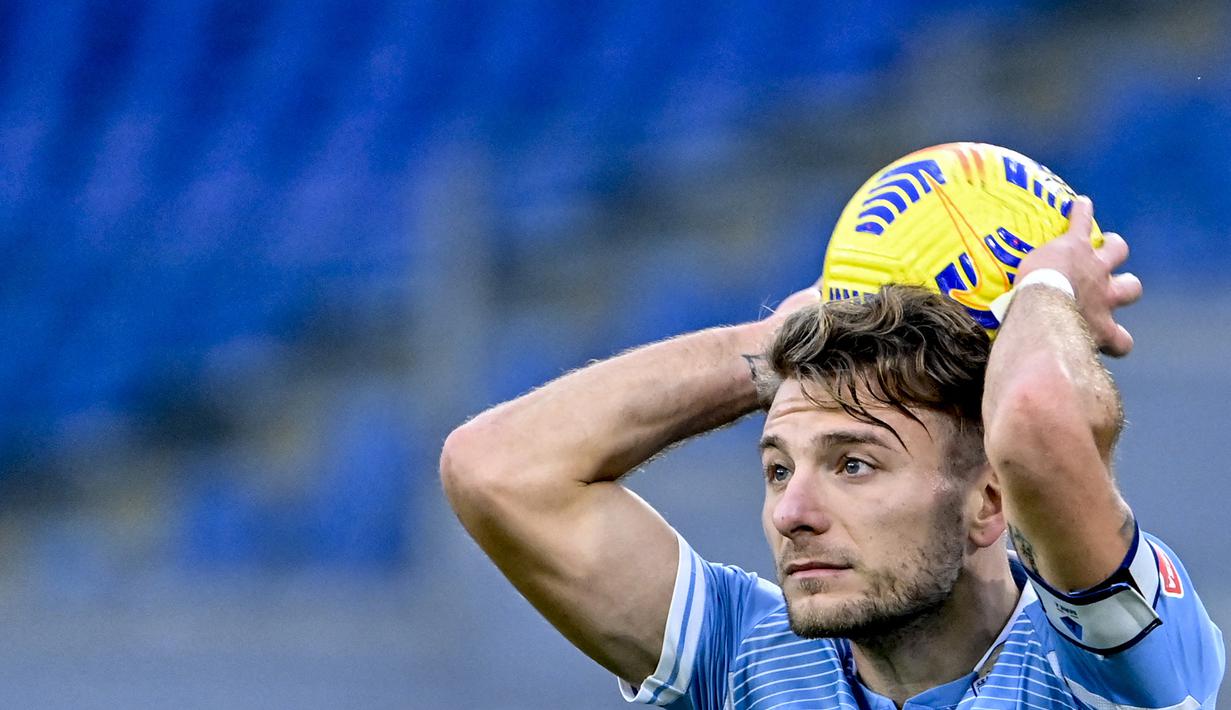 Ciro Immobile. Striker haus gol berusia 31 tahun menjadi pilihan utama di lini depan. Ia didatangkan dari Sevilla sejak musim 2016/2017 dan terikat kontrak hingga akhir musim 2024/2025. Sudah tampil dalam 219 laga di semua ajang dengan mencetak 144 gol dan 39 assist. (AFP/Alberto Pizzoli)