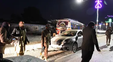 Aparat kepolisian dan militer berjaga di lokasi serangan bom bunuh diri di Quetta, Balochistan, Pakistan, Selasa (9/1). Serangan bom bunuh diri yang menghantam truk polisi Pakistan tersebut menewaskan 7 orang. (Liputan6.com/Banaras Khan)