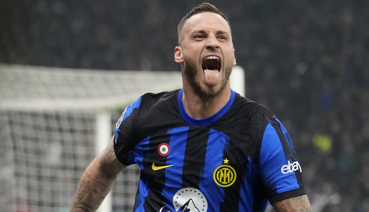 Pemain Inter Milan, Marko Arnautovic, melakukan selebrasi setelah mencetak gol ke gawang Atletico Madrid dalam duel leg pertama babak 16 besar Liga Champions di Stadion Giuseppe Meazza, Rabu (21/2/2024). Kemenangan ini bakal jadi modal berharga bagi Inter ketika ganti mengunjungi Atletico dalam duel leg kedua, dua pekan mendatang. (AP Photo/Luca Bruno)