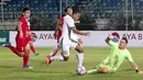 Bek Timnas Indonesia U-19, Rahmat Irianto, berusaha melewati kiper Filipina U-19, Quincy Kammeraad, pada laga Piala AFF U-18 di Stadion Thuwunna, Myanmar, Kamis (7/9/2017). Indonesia menang 9-0 atas Filipina. (Liputan6.com/Yoppy Renato)