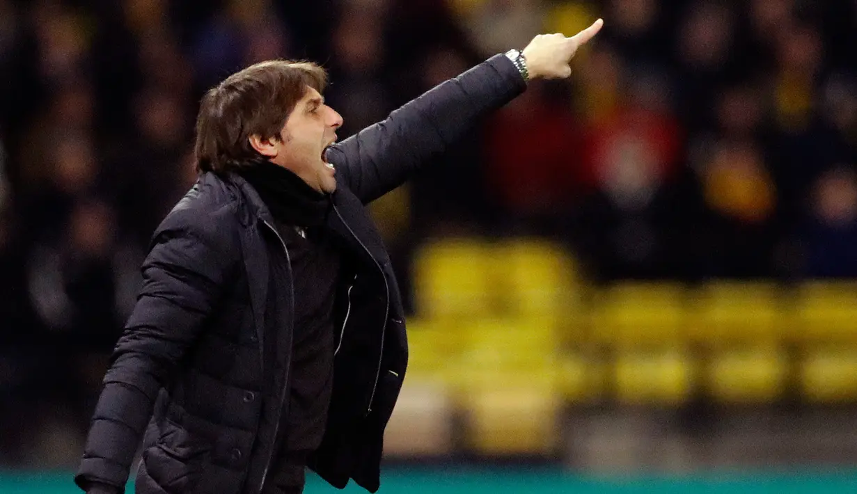 Ekspresi manajer Chelsea Antonio Conte saat memberi arahan kepada pemain dalam pertandingan Liga Inggris di stadion Vicarage Road, London (5/2). Dalam pertandingan ini Chelsea harus bermain dengan sepuluh pemain di menit ke-30. (AP Photo / Frank Augstein)