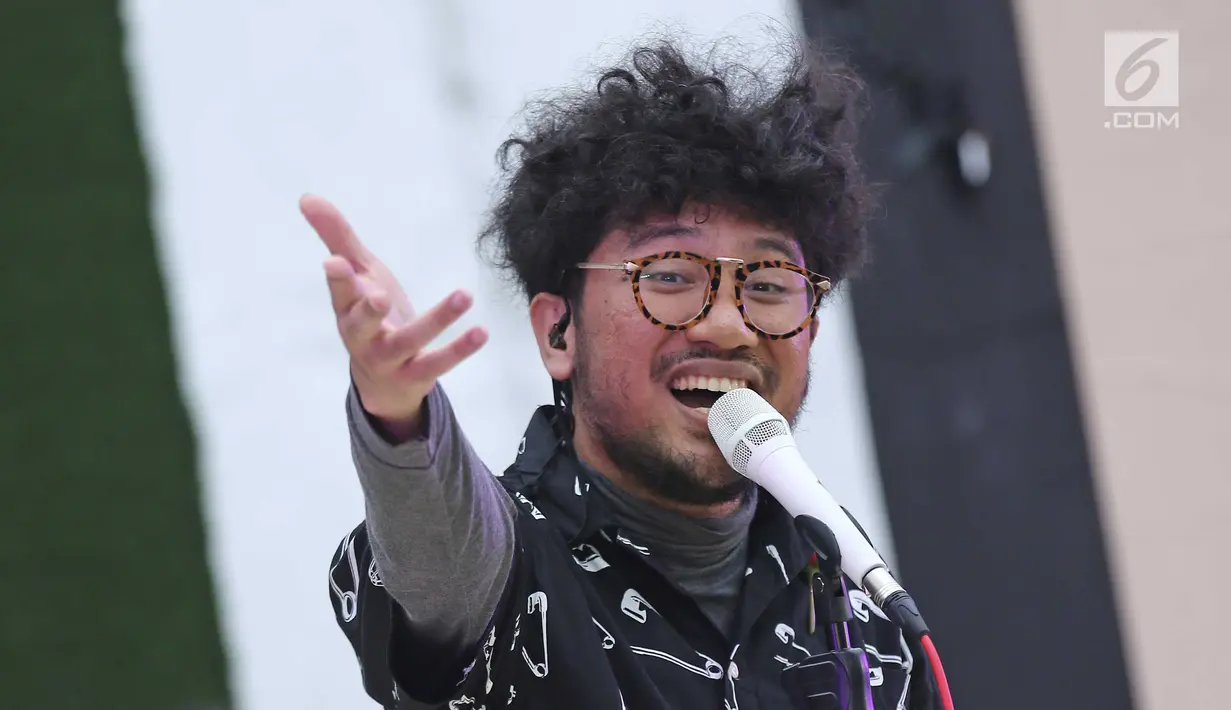 Penyanyi Kunto Aji memeriahkan acara  BRIZZI Vidio Fair 2017 di The Space Senayan City, Jakarta, Sabtu (9/12). BRIZZI Vidio Fair juga diisi dengan sesi talkshow dan sharing dari para content creators handal Indonesia. (Liputan6.com/Herman Zakharia)