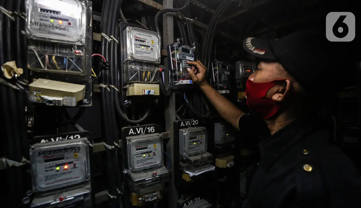 Petugas memeriksa meteran listrik di Rusun Bendungan Hilir, Jakarta, Rabu (7/4/2021).  Lewat program Ramadan Peduli, pelanggan rumah tangga daya 450 VA sampai dengan 7.700 VA dapat membeli produk Renewable Energy Certificate (REC) sebesar Rp 115.500. (Liputan6.com/Johan Tallo)