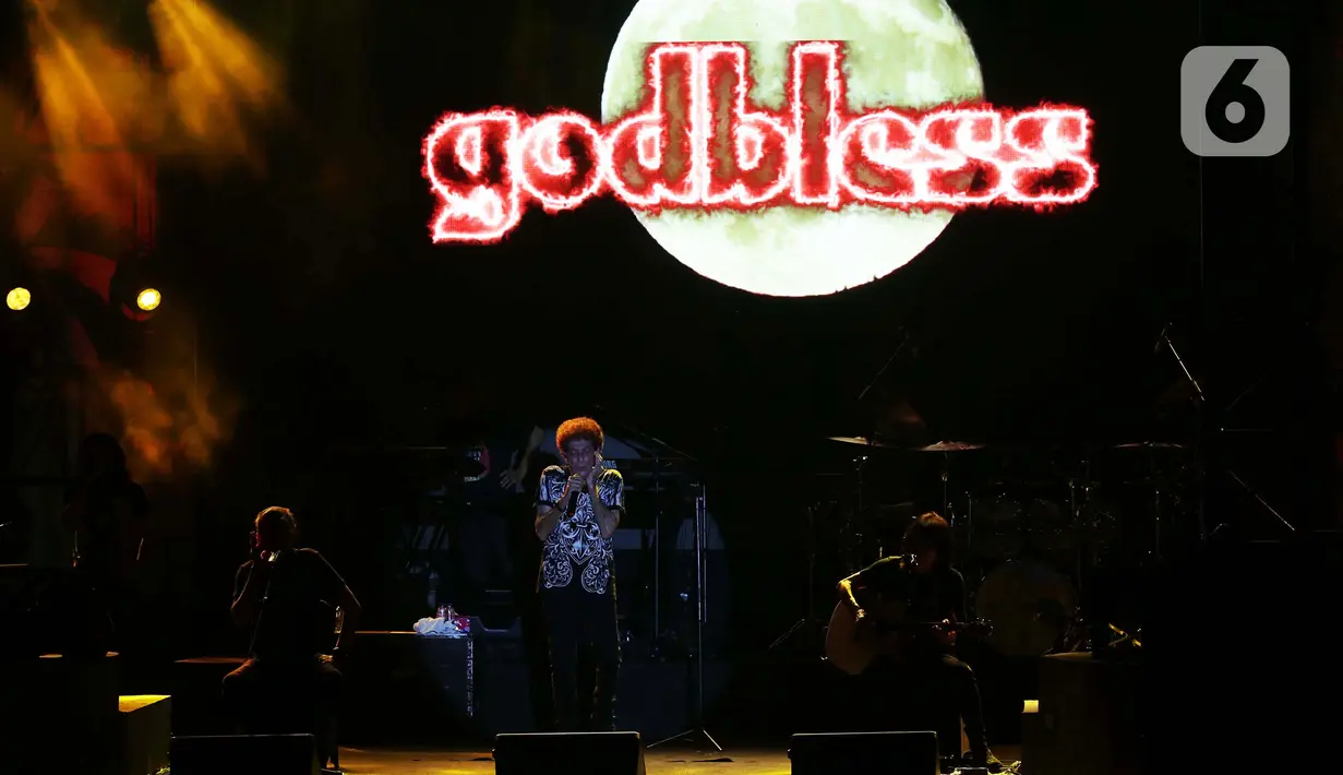 Grup band God Bless tampil pada acara Festival Pameran Retrospektif 50th God Bless di Galeri Nasional, Jakarta, Jumat (1/3/2024). (Liputan6.com/Helmi Fithriansyah)