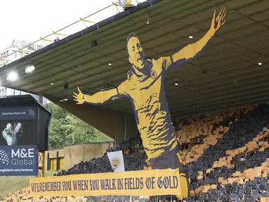 Suporter Wolverhampton membentangkan tifo bergambar mendiang Diogo Jota sebelum laga Liga Inggris 2025/2026 melawan Manchester City di Molineux Stadium, Wolverhampton, Inggris, Sabtu (16/08/2025). (AP Photo/Dave Shopland)