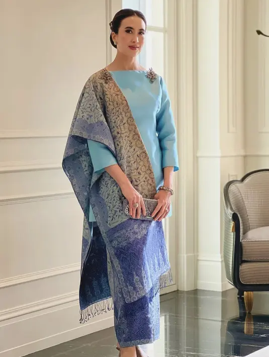 Kenakan kebaya kurung bernuansa biru dengan paduan batik, sematan brosch dan perhiasan sederhana menampilkan sisi elegansi yang begitu nyata.  [Foto: Instagram/ Widi Wardhana]
