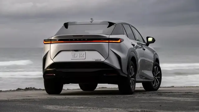 Pengujian ekstrem menemukan kompresor listrik gagal berfungsi, membuat ECU HVAC mematikan kedua sumber panas (Lexus)