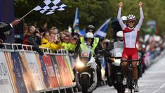 Lizzie Armitstead atlet balap sepeda puteri Inggris mengalami insiden tabrakan mengenaskan di Aviva Women's Tour. Ia menabrak fotografer sesaat setelah masuk garis finis sebagai pemenang di etape pertama.