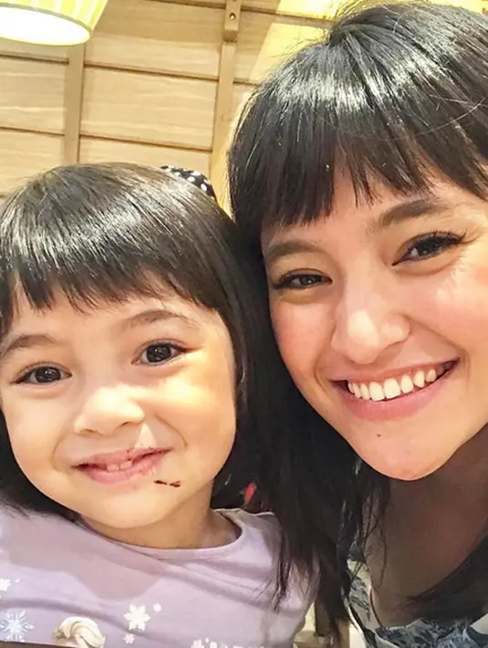 "Kadang yang Sienna omongi suka bikin aku tercengang. Kok bisa sih pemikirannya sampai situ. Dia sangat dewasa dan bisa menyampaikan apa yang dia mau dan sangat memudah kan orangtuanya," papar Marshanda. (Instagram/marshanda99)