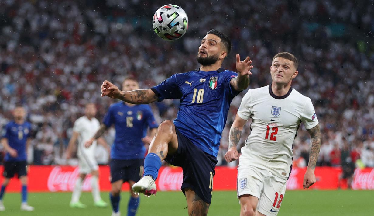 Lorenzo Insigne merupakan kapten Italia berpawakan mungil dengan kemampuan penguasaan bola yang sangat baik. Ia juga sering terlihat mengenakan kaus kaki pendek yang membuatnya tampil nyentrik sekaligus berwibawa. (AFP/Pool/Carl Recine)