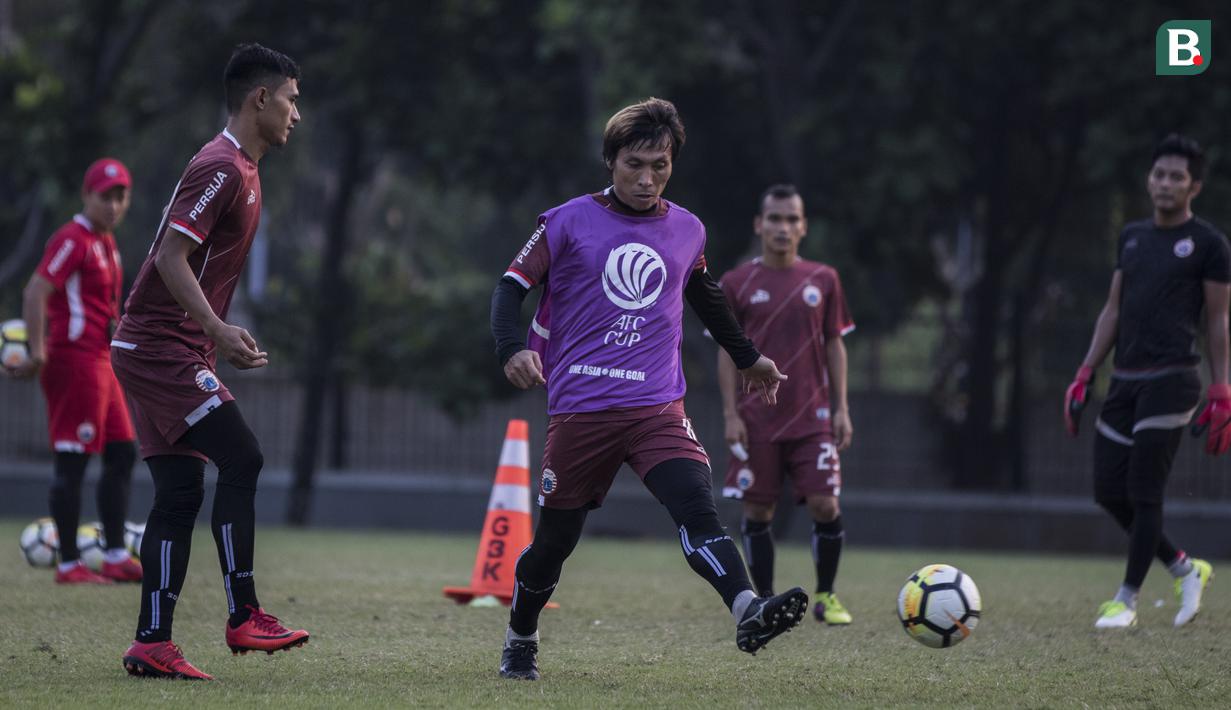 Gelandang Persija Jakarta, Asri Akbar, berusaha mengontrol bola saat latihan di Lapangan ABC Senayan, Jakarta, Senin (14/5/2018). Latihan ini persiapan jelang melawan Home United pada laga AFC Cup. (Bola.com/Vitalis Yogi Trisna)